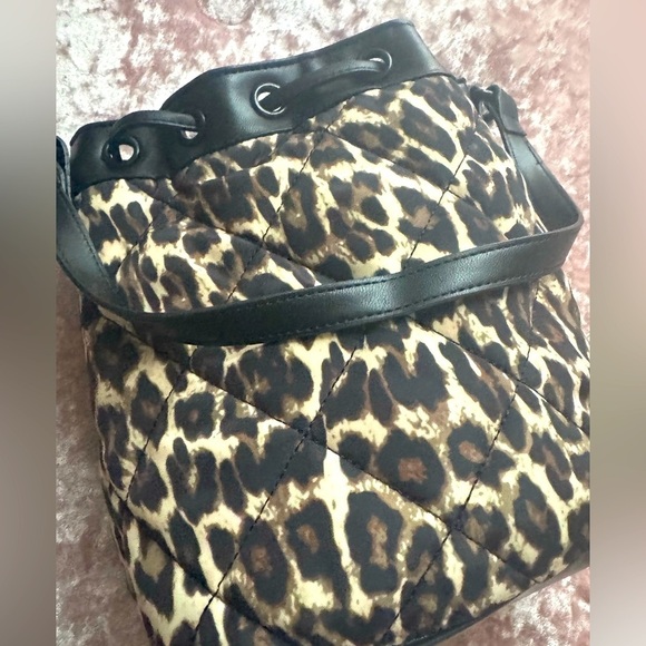 🌷Steve Madden Briveral Leopard Drawstring Bag - Picture 5 of 8